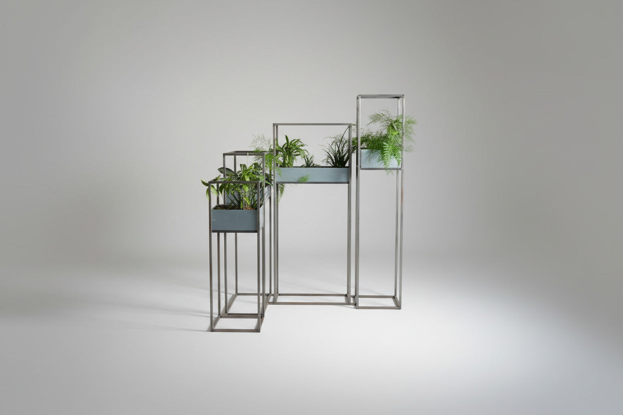 Industrielt blomsterstativ i metal set forfra med flere plantekasser i forskellige højder